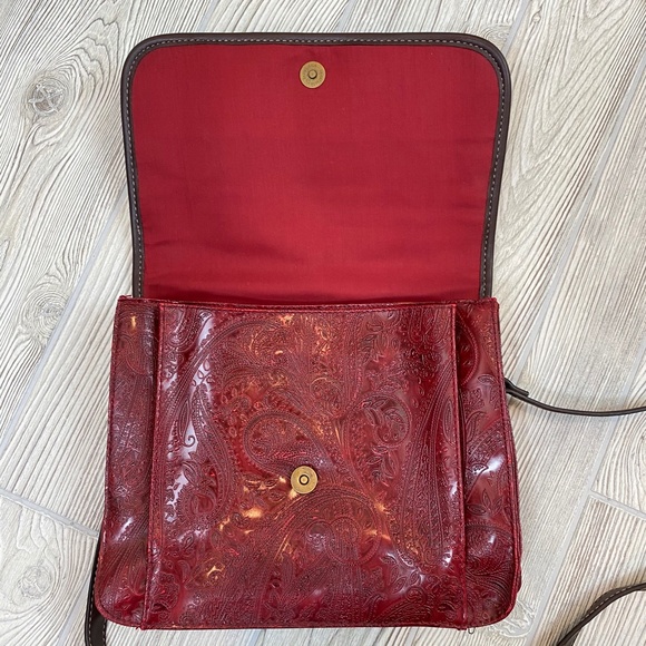 Relic Red Paisley Relic Medium Crossbody Purse Bag - Picture 3 of 12